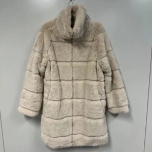 Beige fuskpäls jacka - storlek 42 & XL - Säljer en mysig beige pälsjacka med dragkedja. Använde en enda gång. Säljs den för den är liten. Den passar mest till de som brukar ha storlek 38 eller 40