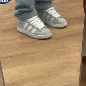 Adidas campus  - Säljer ett par gråa adidas campus i storlek 38. Skorna är i nytt skicka och har inga defekter! 