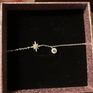 Silverarmband med stjärndetalj - Elegant silverarmband med en gnistrande stjärndetalj och en liten hängande kristall. Jag tror den köptes på glitter. Riktigt silver. 