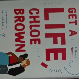 Get a Life, Chloe Brown - Boken 'Get a Life, Chloe Brown' är en roman med en färgglad och modern omslagsdesign. Titeln är i stora röda bokstäver och det finns en illustration av två personer på framsidan. Texten 'Love wasn't on her to-do list...' ger en hint om bokens tema.