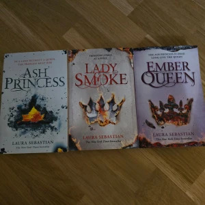 Ash Princess Trilogy av Laura Sebastian - Säljer en boktrilogi av Laura Sebastian: 'Ash Princess', 'Lady Smoke' och 'Ember Queen'. Böckerna har dramatiska omslag med brinnande kronor och mörka, mystiska färger. Perfekt för fantasyälskare som gillar spänning och äventyr.