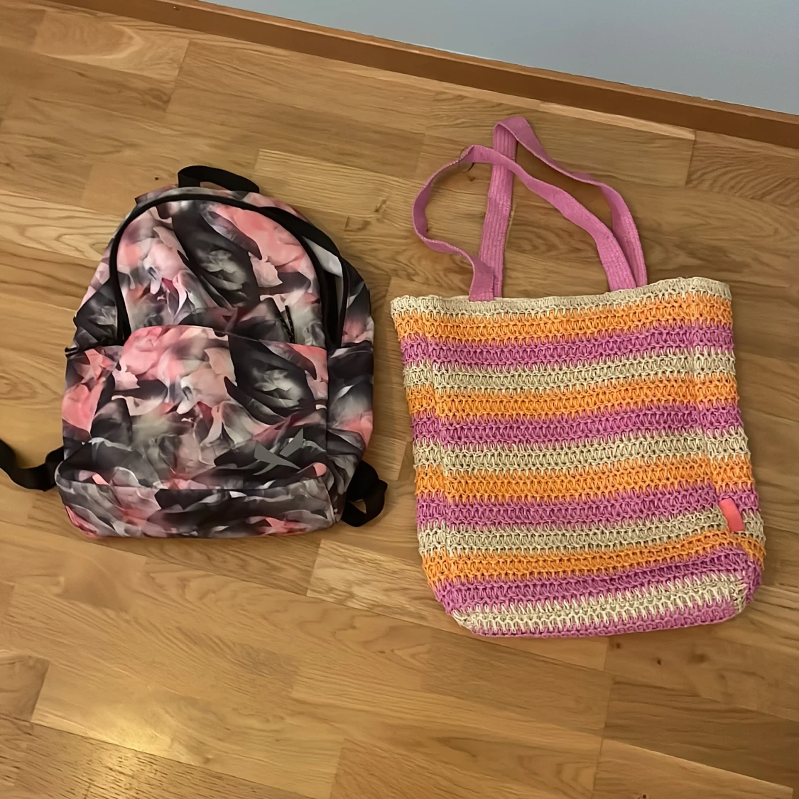Blommig ryggsäck och randig shoppingväska