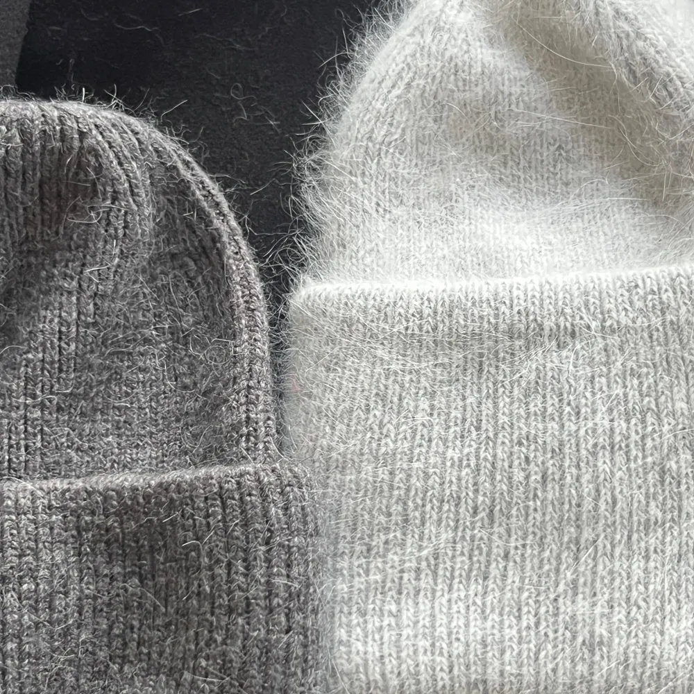 Mysig grå stickad mössa med en fluffig textur. Perfekt för att hålla värmen under kyliga dagar. Enkel och stilren design som passar till det mesta.. Asusteet.