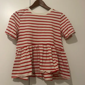 Randig topp  - Röd och vit top tröja från zara