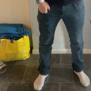 Blå jeans från Replay - Säljer ett par snygga blå Replay Anbass jeans i slim fit. Midjan är midwaist och storleken är W30.