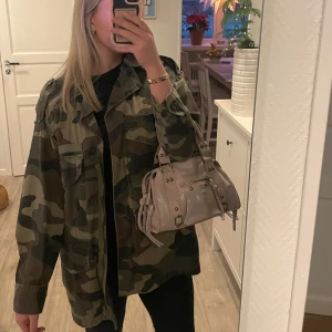 Zara jacka - As cool camouflage jacka från Zara som passar perfekt till våren och sommaren! I princip aldrig använd🩷🩷