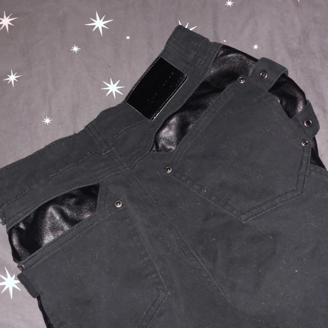 Svarta byxor med remdetaljer - 92