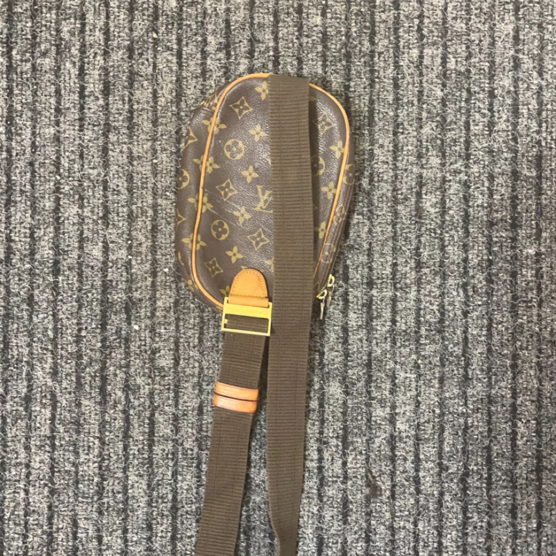 Brun axelväska från sLv - 92