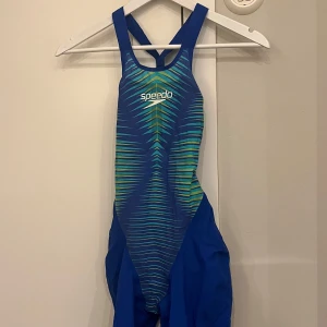 Speedo tävlingsbaddräkt  - Tävlingsbaddräkt Speedo Fastskin LZR Pure Valor Open Back. Baddräkten är i storlek 26 (se bild). Använd, men forfarande i bra skick. Nypris ligger på cirka 4500 kronor. Säljes för 1800 kronor. Köparen står för frakt. 