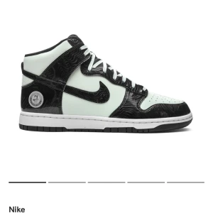 Nike Dunk med svart och mintgrön design - Snygga Nike Dunk sneakers i en unik kombination av svart och mintgrön. Skorna har en hög modell med snörning och en iögonfallande Nike-logga på sidan. Perfekta för att ge din outfit en cool touch. Helt oanvända!!!