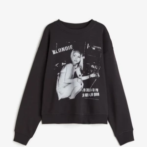 Sweatshirt med tryck  - Cool svart sweatshirt med ett stort tryck av Blondie på framsidan.