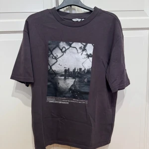 t-shirt med tryck från Denim Day - Snygg t-shirt från Denim Day med ett coolt tryck av Manhattan. Perfekt för en avslappnad stil. Kortärmad och i bekvämt material.