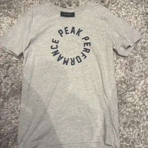 Grå t-shirt från Peak Performance - T-shirt från Peak Performance i väldigt bra skick, storlek S