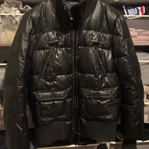 Puffer jacket - Black puffer jacket, high collar, with pockets, size 38 super cute looks great on 