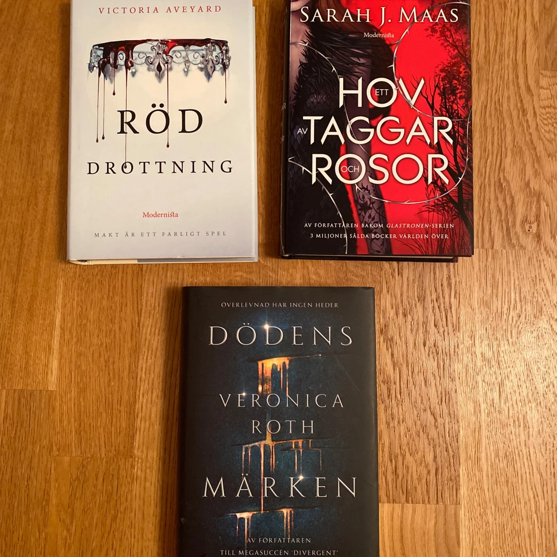 Röd Drottning, Ett Hov av Taggar och Rosor, Dödens Märken