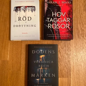 Röd Drottning, Ett Hov av Taggar och Rosor, Dödens Märken - Ingen av de är lästa, har bara suttit i bokhyllan, alla inbundna. 100 kr för varje bok 180 för alla. Ett hov av taggar och rosor är såld!