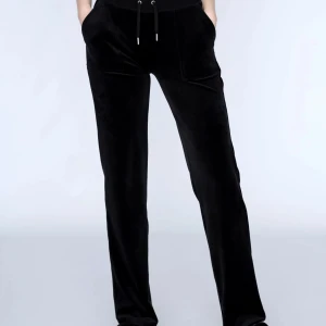 Svarta juicy byxor - Säljer mina snygga och bekväma juicy byxor som inte används längre, priset kan diskuteras. Inga defekter❤️