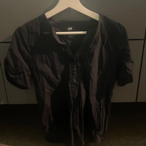 Svart blus med detaljer - Säljer denna blusen, super söt!💕