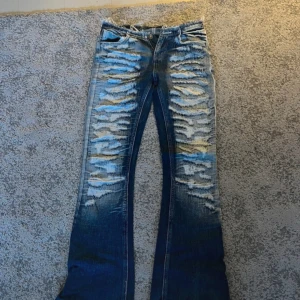 Lågmidjade jeans  - Skit snygga låga jeans ifrån Jaded London som tyvärr är väldigt förstora på mig! Dom är i helt nytt skick och har inte skador! Skriv för mått🩷