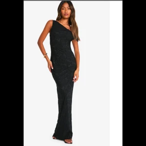 Svart balklänning - Så fin balklänning, storlek 40 (UK 12) men känns något mindre. Går ner till marken på mig som är 180🩷 aldrig använd endast testad (köpte 2 stycken så det är den andra på bilderna)