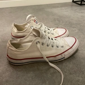 Converse skor låga - Säljer mina converse skor låga. Jag har köpt dom begagnat och inte alls använt dom mycket kanske 3 gånger. De är i hysat bra skick annars nått litet hål i tyget. Storlek 39