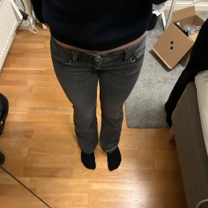 Lågmidjade jeans - Jättefina Gina tricot jeans! Endast använda en gång därav väldigt bra skick. Är i storlek 146/152 men passar mig som jag 24/30-25/30 i vuxenstorlek! Hör av er vid eventuella frågor!💗