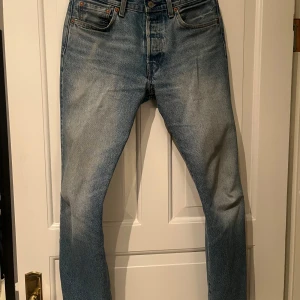 Levi’s 501 jeans  - Snygga och bekväma jeans från Levis i modell 501. Nypris 1100kr. Storlek 29/32 och sitter perfekt på mig som är 180cm. Hör av dig vid funderingar 👍