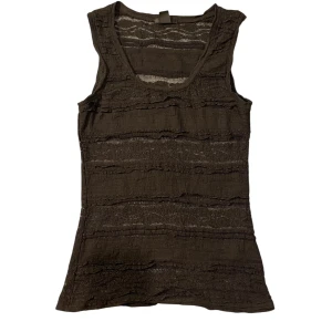 Svart spetstopp - Säljer detta svarta spetslinne från H&M. Den har inget synligt slitage. Fler bilder eller frågor? Skicka dm