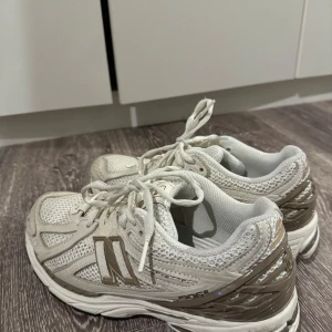 Sneakers från New Balance - m1906r - Eftertraktade New Balance 1906R – slutsålda i flera storlekar och väldigt populära. Dessa är i nyskick och bara använda ett fåtal gånger. Perfekt för både vardag och träning. Köpta på Footlocker i Nederländerna.  Tyvärr har jag slängt medföljande box.