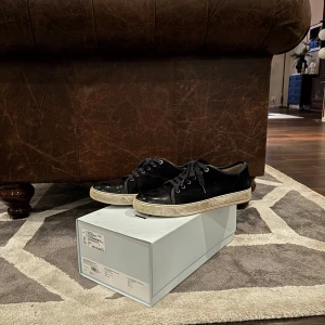 Mörkblå Lanvin strl 42/43 UK 9 - Säljer ett par mörkblå Lanvin skor i strl UK 9 vilket motsvarar 42/43. Tvättar självklart skorna innan jag skickar dem. Skorna är använda och därav är skicket inte direkt nytt men är fina ändå därav priset. Nypris på skorna är 4999kr. Kan skicka dem överallt! Hör gärna av dig vid ev frågor! (Box medföljer)!