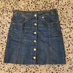 Jeanskjol  - Jeanskjol från Gina Tricot. Väldigt snygga sömmar och lite designat slitage upptill. Bra fickor på framsidan. Har varit en favorit men nu är den för liten ❣️