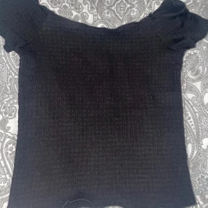 Svart topp - Svart topp/t shirt från lager 157, aldrig använd inga defekter.  