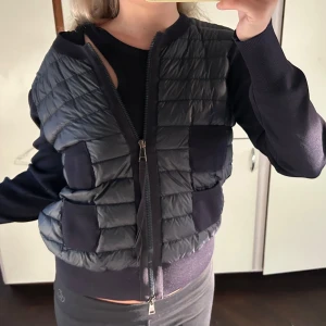 Mörkblå cardigan Moncler - Snygg mörkblå cardigan från Moncler med dragkedja! Superfint skick! Håller värmen så bra och perfekt för layering eller som vår/sommarjacka! Älskar så mycket men använder inte längre därav säljer!💙 storlek M men sitter mer som en S! jag är 168