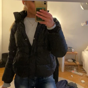 Svart pufferjacka - Snygg svart pufferjacka med dragkedja och knappar. Super varm och mysig för kalla dagar! Från Urban Outfitters i storlek. Pris kan diskuteras vid snabb affär🩷