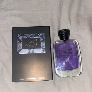 Rasasi Hawas for Him Eau de Parfum - Säljer en flaska Hawas for Him från Rasasi. Parfymen kommer i en elegant lila flaska med en dekorativ kork. Tillverkad i Dubai, U.A.E. Ca 80-85/100ml kvar,nypris 700kr