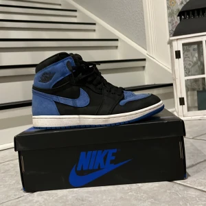 Nike Air Jordans i svart och blått - Hej, säljer nu mina knappt använda Jordan highs. Perfekt vinter/vår sko. Köpte dom i somras för cirka 2300 kr box kommer med. Storlek 41, 26 cm.