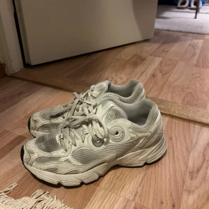 Vita sneakers Adidas - Chunky adidas skor. Bra skick, säljes då de är för små