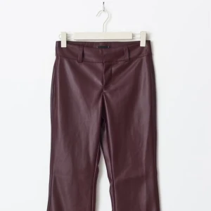 SKINNBYXOR - lågmidjade skinnbyxor från Gina. Helt nya med prislapp! Storlek 36!