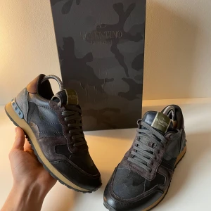 Valentino rockrunners  - Valentino i mycket fint skick. Box medföljer, nypris 6000kr. Passar större. Skriv vid fler frågor. 