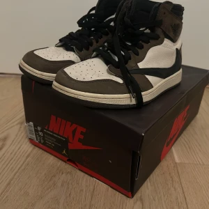 Travis Scott Air Jordan 1 High  - Säljer nu dessa två extremt ovanliga Travis Scott Air Jordan 1 High. Kommer med original box och allt