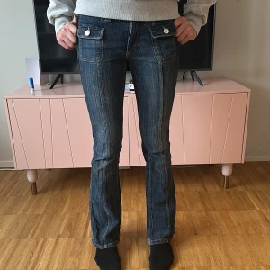 Mörkblå bootcut jeans - Snygga mörkblå bootcut jeans med framfickor. Köpte på h&m i st 164. Säljer pga inte så mycket använd och för små❤️