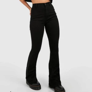 Svarta bootcut byxor från Boohoo - Snygga svarta bootcut byxor från boohoo, aldrig använda. 
