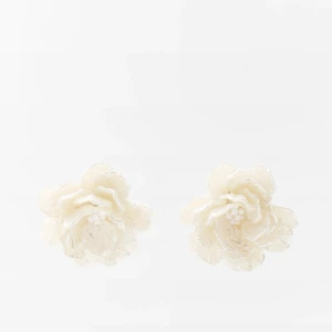 Vita blomformade örhängen - Snygga vita örhängen i form av blommor. Perfekta för att ge en elegant touch till din outfit. De har en fin detaljrikedom med flera lager av blomblad. Oanvända!!