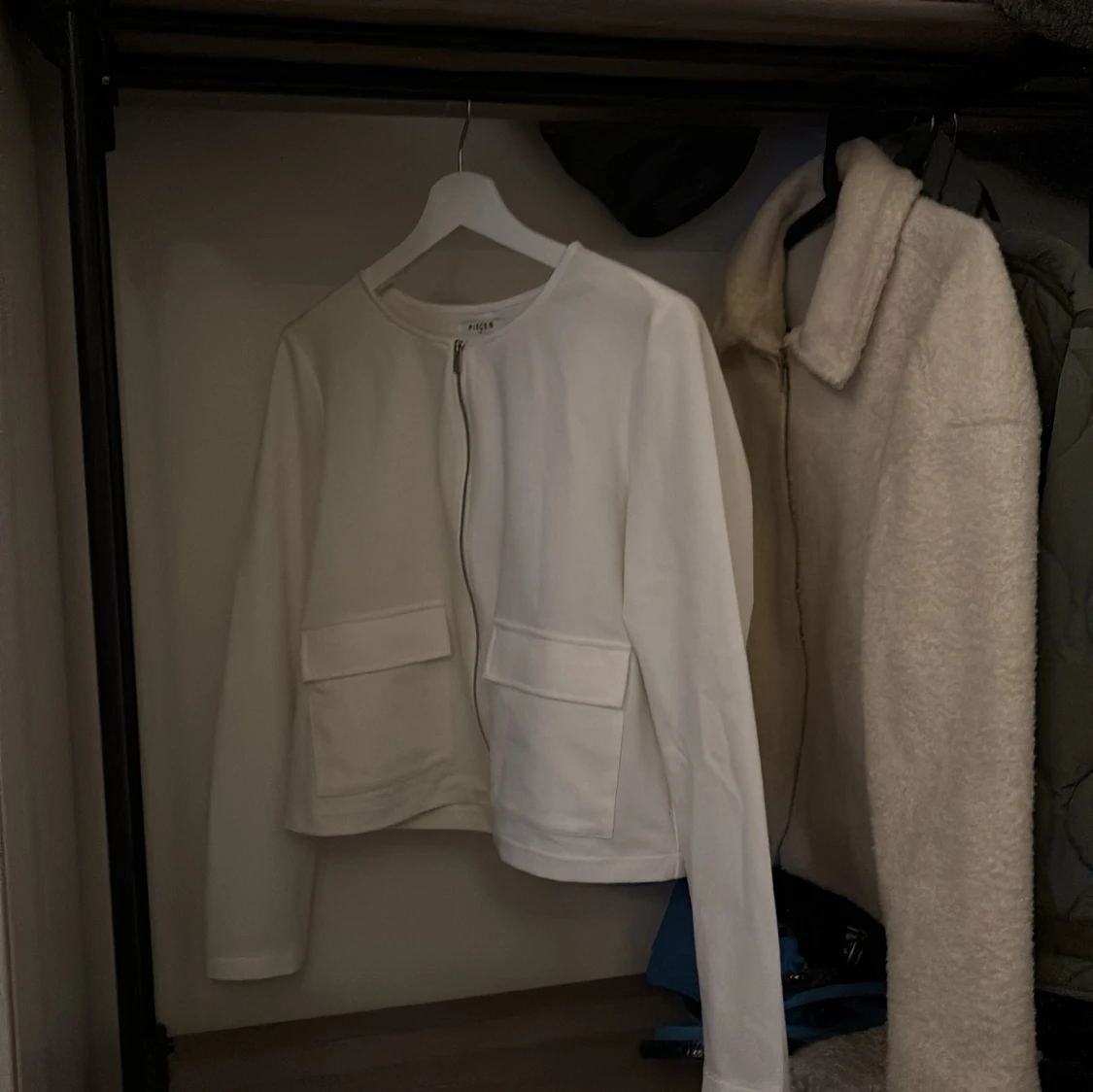 Vit jacka från Pieces