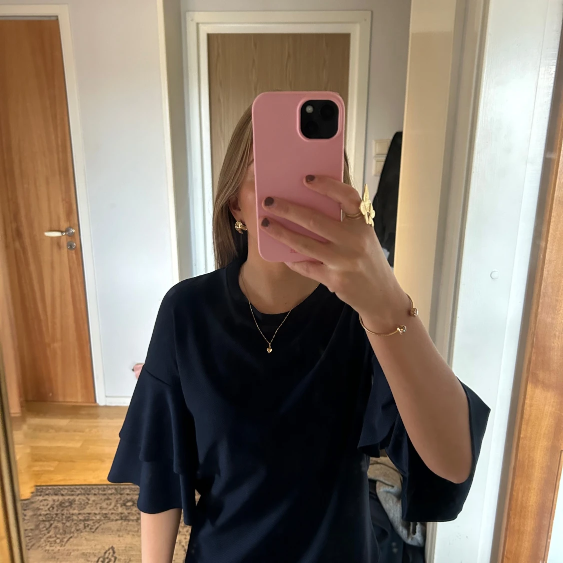 Mörkblå blus med volangärmar - 90