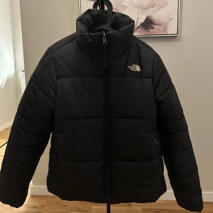 Svart pufferjacka från The North Face - Använd men fortfarande i bra skick, inga fläckar eller hål. 