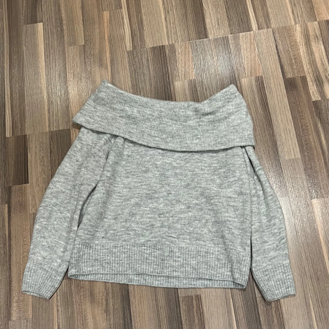 Grå offshoulder tröja - 90