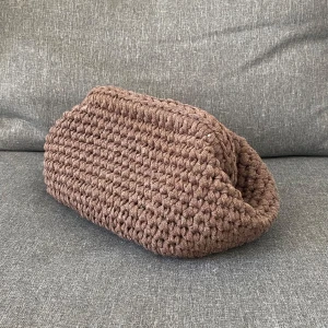 Brun clutch - Handvirkad clutch i återvunnet bomull, innermått ca 22x17cm! Finns fler färger bland mina andra annonser!