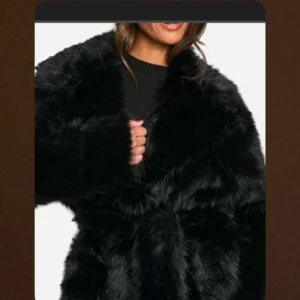 Svart pälsjacka - Snygg och fluffig svart pälsjacka som ger en lyxig känsla. Perfekt för att hålla sig varm och stilren under kyliga dagar. Jackan har en oversized passform och långa ärmar.