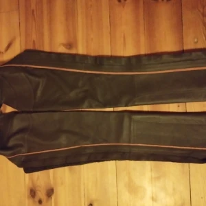 Långa chaps säljes  - Säljer bruna långa chaps storlek L. De är oanvända med lappen kvar. Fler bilder tas vid intresse.